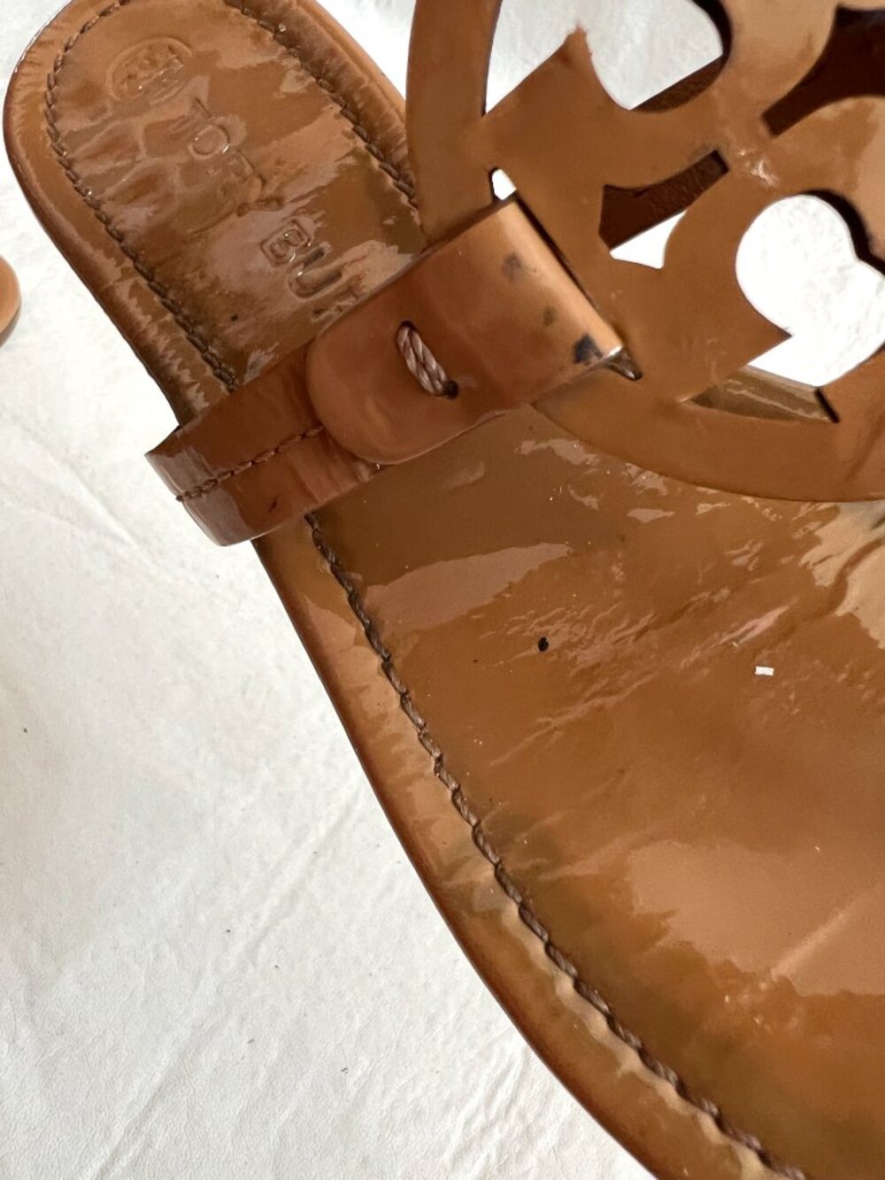 Tory Burch sandals miller flat flip flop tan patent leather size 8 monogram - Picture 10 of 12